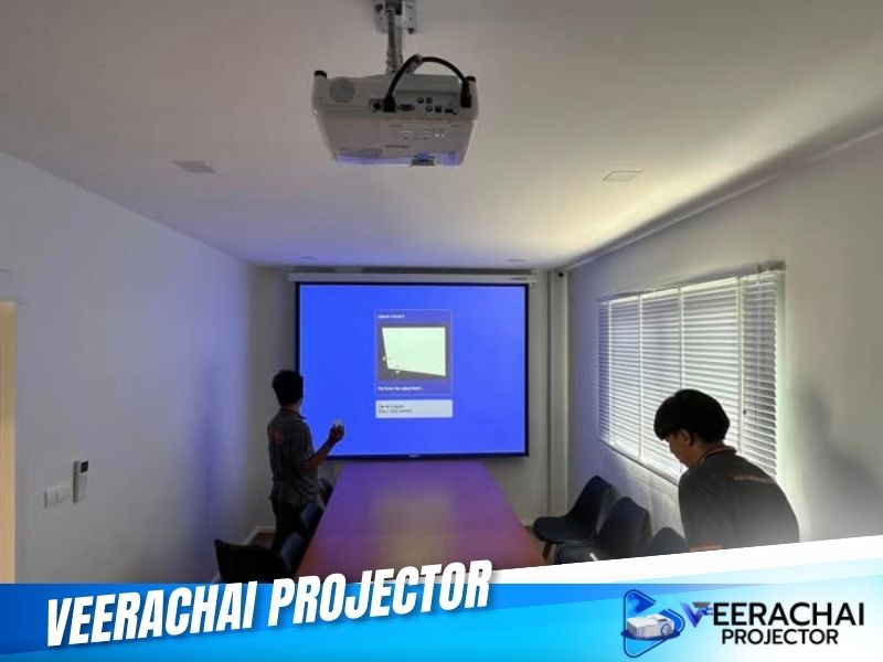 ติดตั้งโปรเจคเตอร์ และจอรับภาพห้องประชุมขนาดเล็ก
